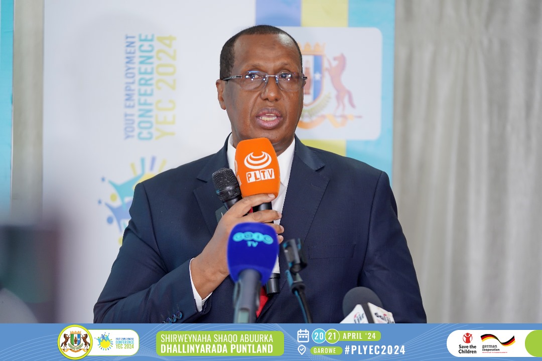 aasiyahusein's tweet photo. "Waa farxad in bulshadeenna 3% ay noqotay hawlgab, taas macnaheedu waa 97% bulshada Puntland ay yihiin dad ku jira suuqa shaqada iyo dad hadda soo koraya jaranjarada, 

Ilyaas Cismaan Lugatoor, Ku Simaha Madaxweynaha DPL, ahna Madaxweyne Ku Xigeen DPL.
#PLYEC2024. https://t.co/KnwlWabEEf