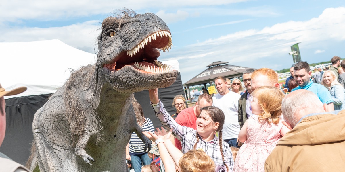 🦖The Dinosaurs are coming back to Bath! 🦕 Our Dinosaur Family Fun Day is BACK on Monday 6th May! The perfect family day out in Bath, to start the summer with a ROAR! Sponsored by The Eco Scheme  🎟️ - bath-racecourse.co.uk/whats-on/the-e…