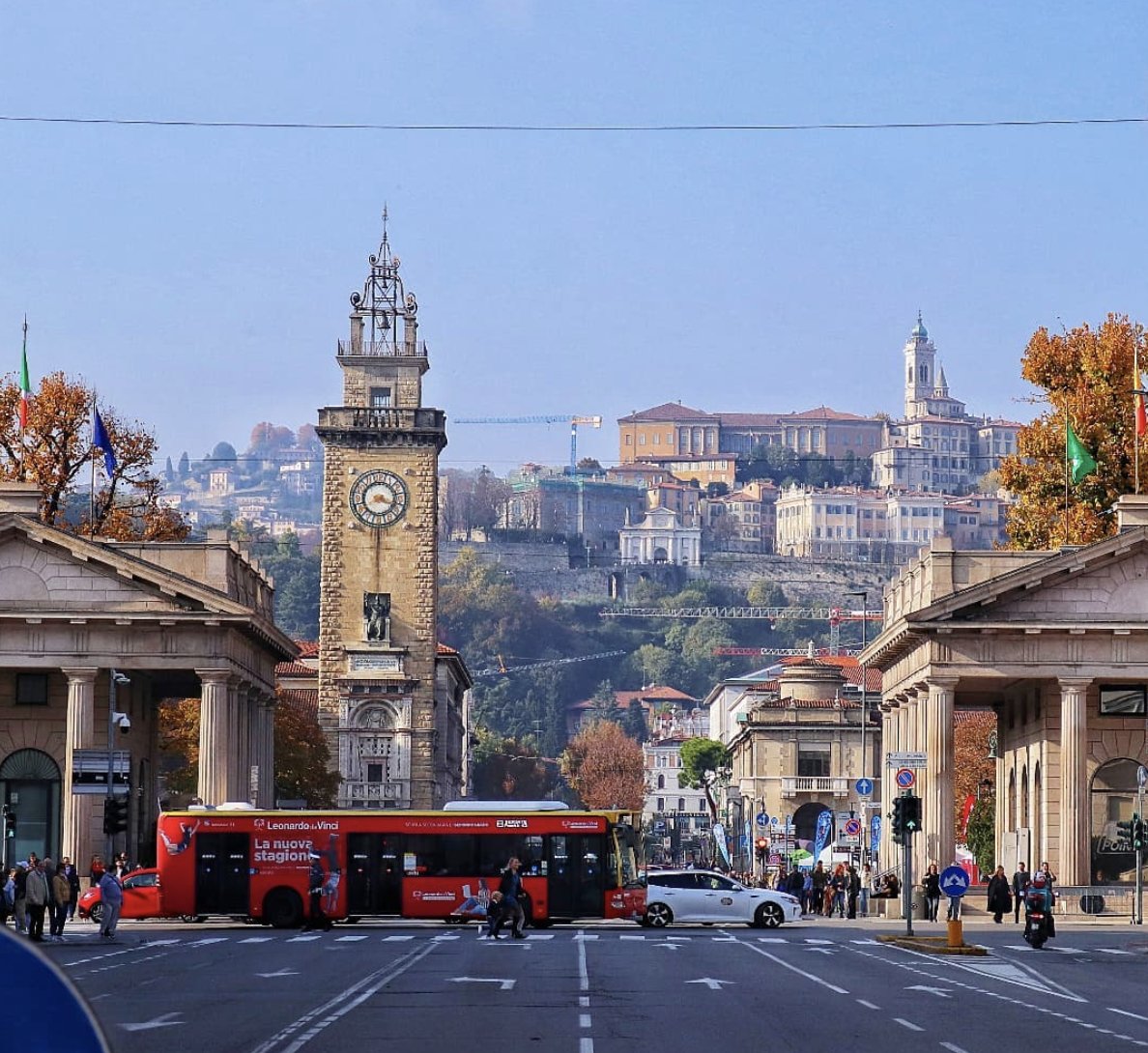 Il meglio dei due mondi 🏛️✨ Un po' di Città Alta e un po' di Città Bassa: in Porta Nuova, nelle giornate più limpide si ha un perfetto riassunto della nostra Bergamo ❤️ 📍Porta Nuova 📸 @prezioso.mario