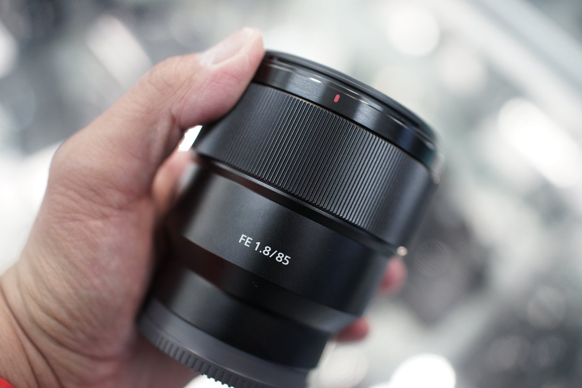 sanpoucamera's tweet image. (*'▽') SONYのFE85ｍｍ F1.8！
入荷しました～(´▽｀*)！
リーズナブルな価格の85ｍｍですが
F1.4比べサイズも小さく
使い易い1本ですね～(´▽｀*)！
お探しのお客様～(´▽｀*)！
(*'▽') 是非ご利用くださいませ～！
＃85mm　
＃SONY