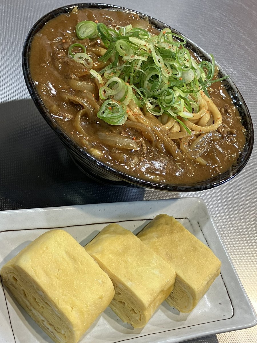 今日は白い服を着たままカレーうどんを食べました。危なかったです。