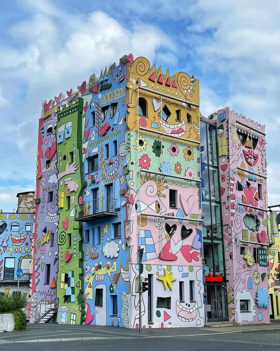 アート・デザイン・音楽 Our House in the City Described as 'the happiest house on earth', the Happy Rizzi House