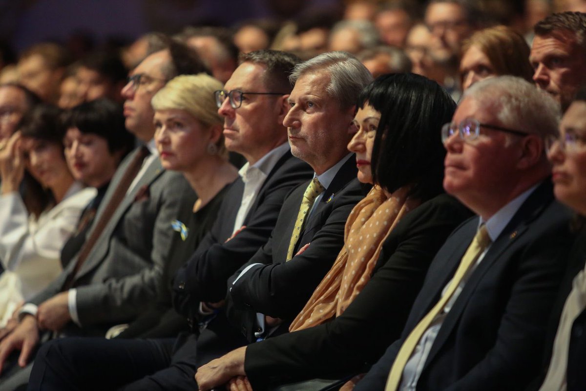 Johannes Hahn (@jhahneu) on Twitter photo Es war mir eine Ehre, Grussworte bei der v. <a href="/harald_christ/">Harald Christ</a> organisierten #Ukraine Benefizgala in #Berlin, unter Schirmherrschaft v. <a href="/vonderleyen/">Ursula von der Leyen</a>, zu übermitteln!
Die #EU steht mit finanzieller, militärischer+humanitärer Hilfe an der Seite d. #Ukraine 🇺🇦solange es nötig ist!1/3 Es war mir eine Ehre, Grussworte bei der v. <a href="/harald_christ/">Harald Christ</a> organisierten #Ukraine Benefizgala in #Berlin, unter Schirmherrschaft v. <a href="/vonderleyen/">Ursula von der Leyen</a>, zu übermitteln!
Die #EU steht mit finanzieller, militärischer+humanitärer Hilfe an der Seite d. #Ukraine 🇺🇦solange es nötig ist!1/3