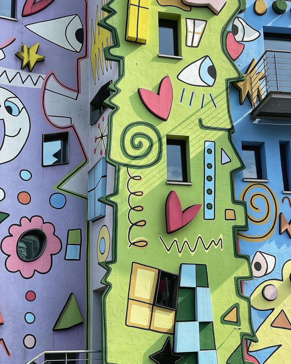 Described as 'the happiest house on earth', the Happy Rizzi House in Germany is reminiscent of a 1980’s music video 💚 Designed by architect Konrad Kloster, the building is covered in gigantic cartoon-inspired art by the late American pop artist James Rizzi. 📸 meaus26 on IG