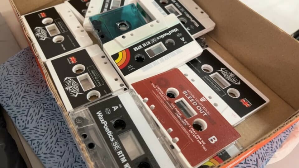 À Avranches, la dernière usine de cassettes audio d'Europe connaît un incroyable regain de popularité
l.bfmtv.com/6nHx