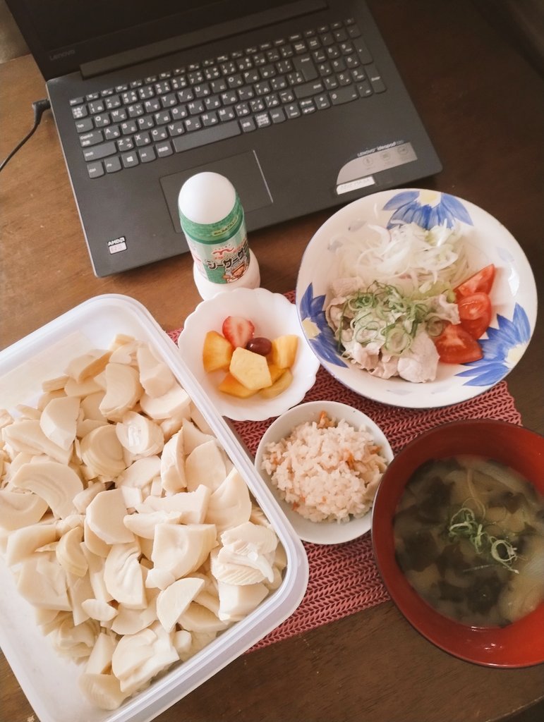 Rinka05150217's tweet photo. 本日の晩御飯😋🍴筍たっぷり🫶湯がきましたよ🫶🏻️💞
.꒰ঌ🩷໒꒱豚しゃぶ🥗
.꒰ঌ🩷໒꒱筍ごはん
.꒰ঌ🩷໒꒱フルーツ
.꒰ঌ🩷໒꒱ワカメと、玉ねぎの味噌汁 #Flowerarrange❁❀✿ #紫陽花 https://t.co/lm8E0JK6Io