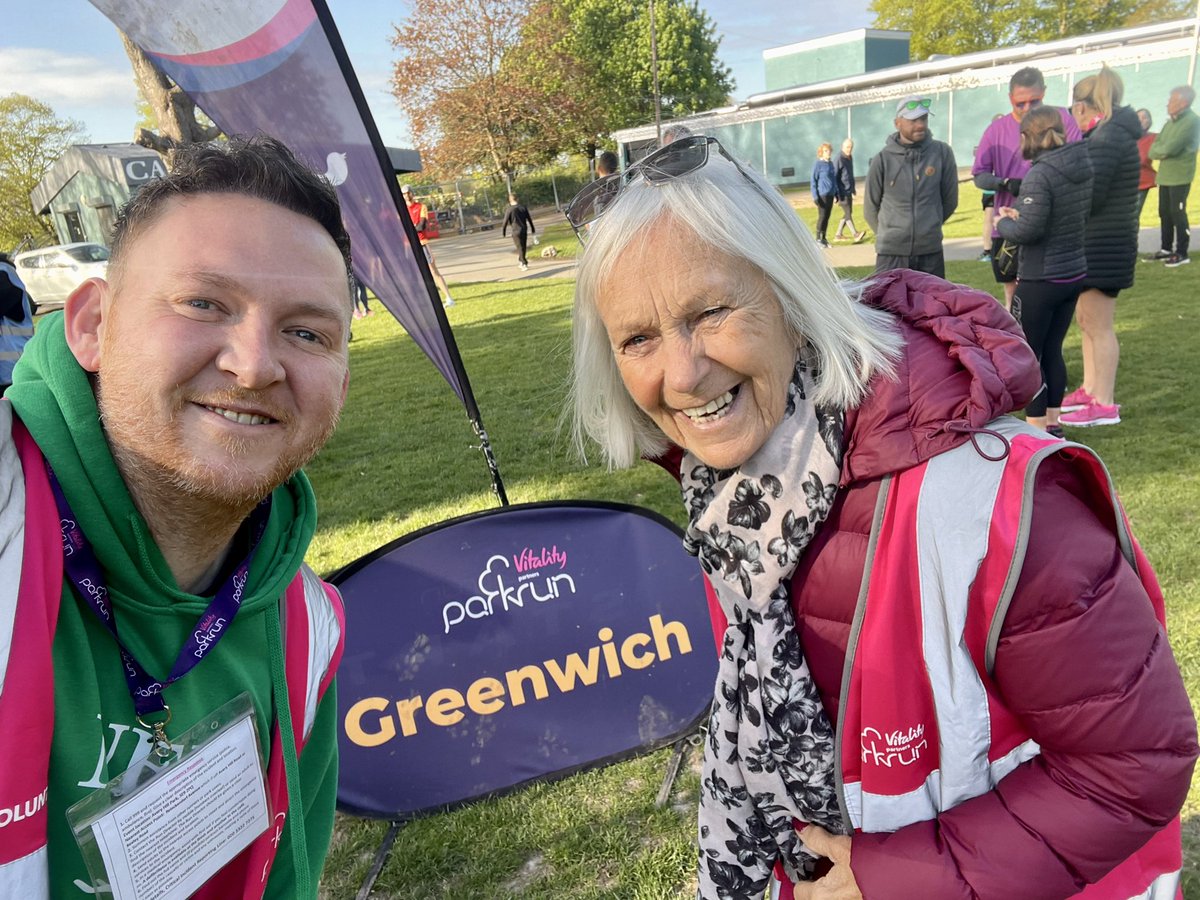 A brilliant pre @LondonMarathon morning volunteering at @greenwchparkrun with an incredible team. A big shout out to Gina - who has now run 620 marathons including 39 Londons! Utterly incredible achievement! 👏🏻