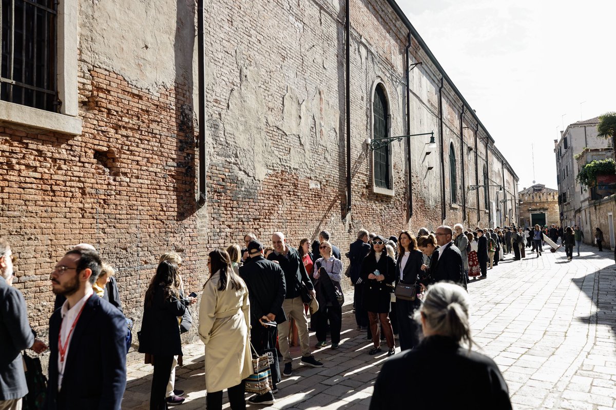 La #BiennaleArte2024 è vostra! #StranieriOvunque vi aspetta nelle sedi dei Giardini, dell'Arsenale e di Forte Marghera fino al 24 novembre.

Scopri di più → bit.ly/BiennaleArte_2…