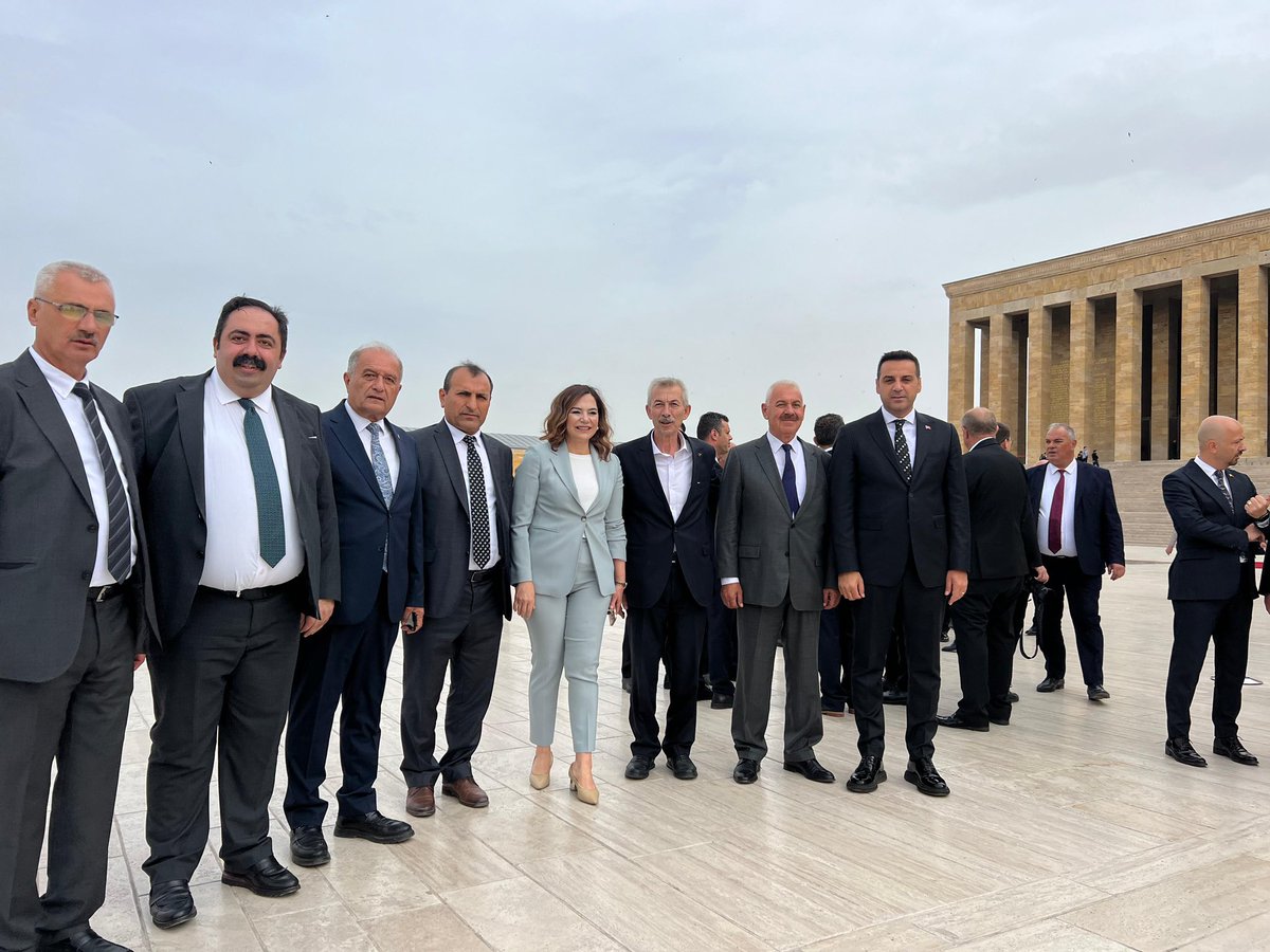 OnurEmrahYILDIZ's tweet photo. Ulu Önderimiz Mustafa Kemal Atatürk'ün huzurundayız. 

İki gün sürecek Yerel Yönetimler Çalıştayı'mız öncesi Genel Başkanımız Sn. @eczozgurozel, belediye başkanlarımız ve il başkanlarımız ile Anıtkabir'i ziyaret ettik. 

Onun aydınlattığı yolda, gösterdiği hedefe yürümekten asla vazgeçmeyeceğiz.