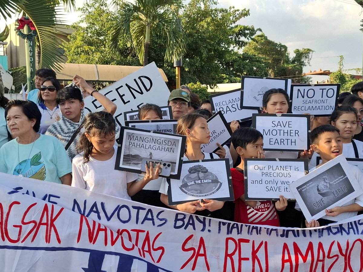 AzraelMartyn's tweet photo. ✊️📢 NO TO RECLAMATION! SAVE MANILA BAY! 🐟🌅

NGAYON: Sa Earth Day 2024, ang mga mamamayan sa tabing look ng kamaynilaan ay tumungo sa C4, Navotas City, upang ipanawagan ang pagtutol sa reklamasyon ng Manila Bay.

#DefendManilaBay
#NoToReclamation https://t.co/9MIaBfcQkp