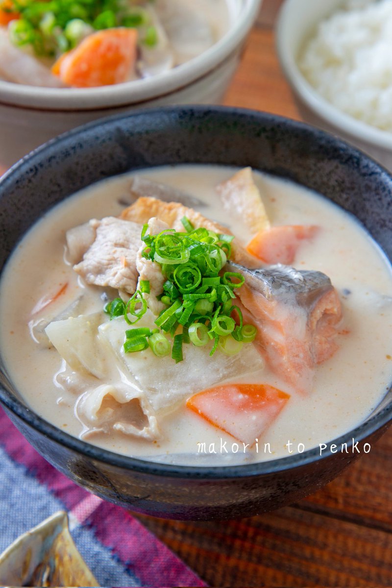 具沢山で激うま！関西の定番の味！
豚肉と鮭の粕汁どうですか？
#おうちご飯