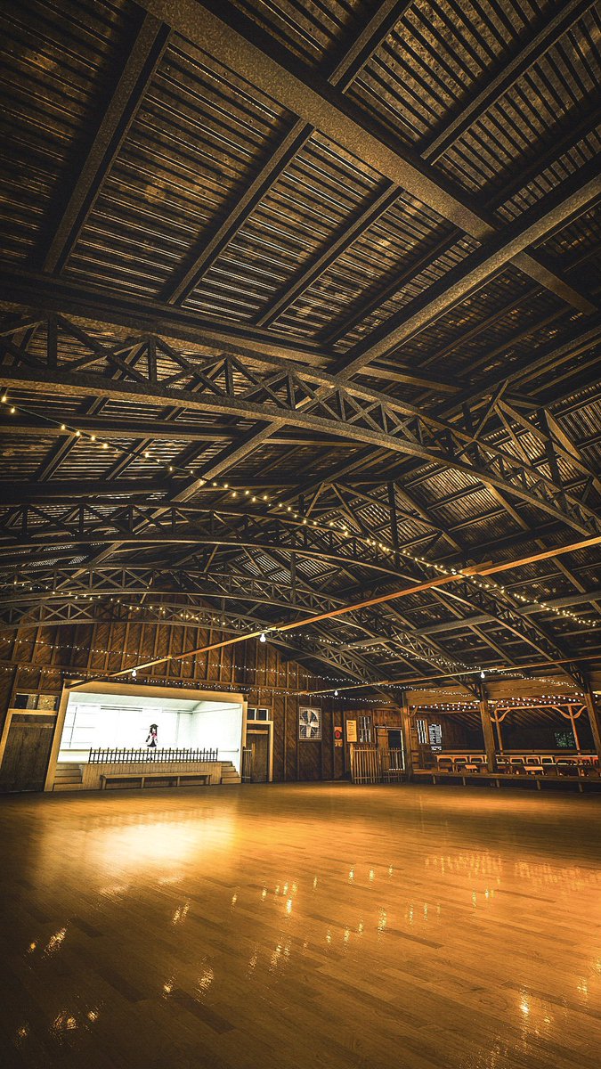 ワールド名　Myrlie Hall
By vavassor
vrchat.com/home/launch?wo…
#VRChat_world紹介 
#VRChat