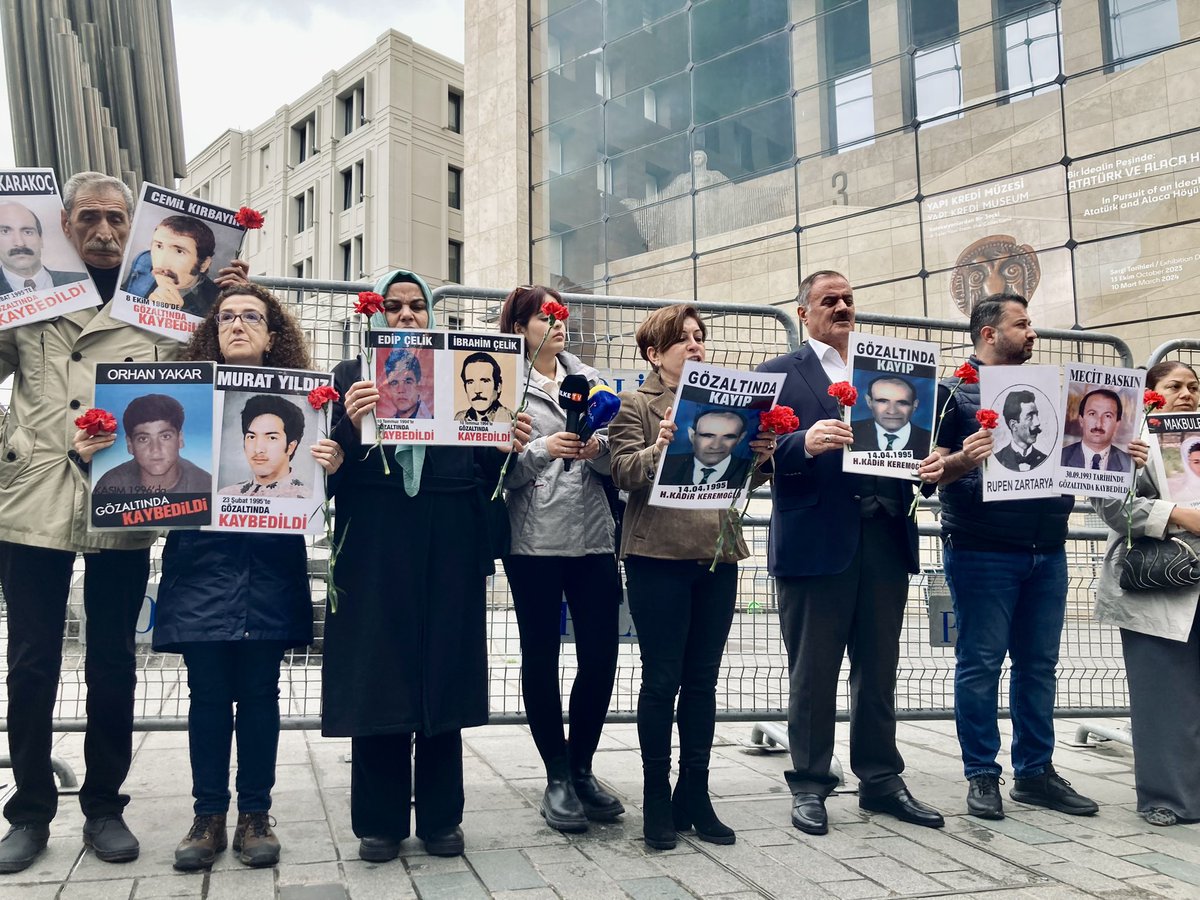 Cumartesi Anneleri/İnsanları, 995. hafta buluşmalarında 1995 yılında kaybedilen Kadir Keremoğlu’nun mezarının yerinin açıklanmasını ve faillerin yargılanmasını talep etti. #CumartesiAnneleri995Hafta
