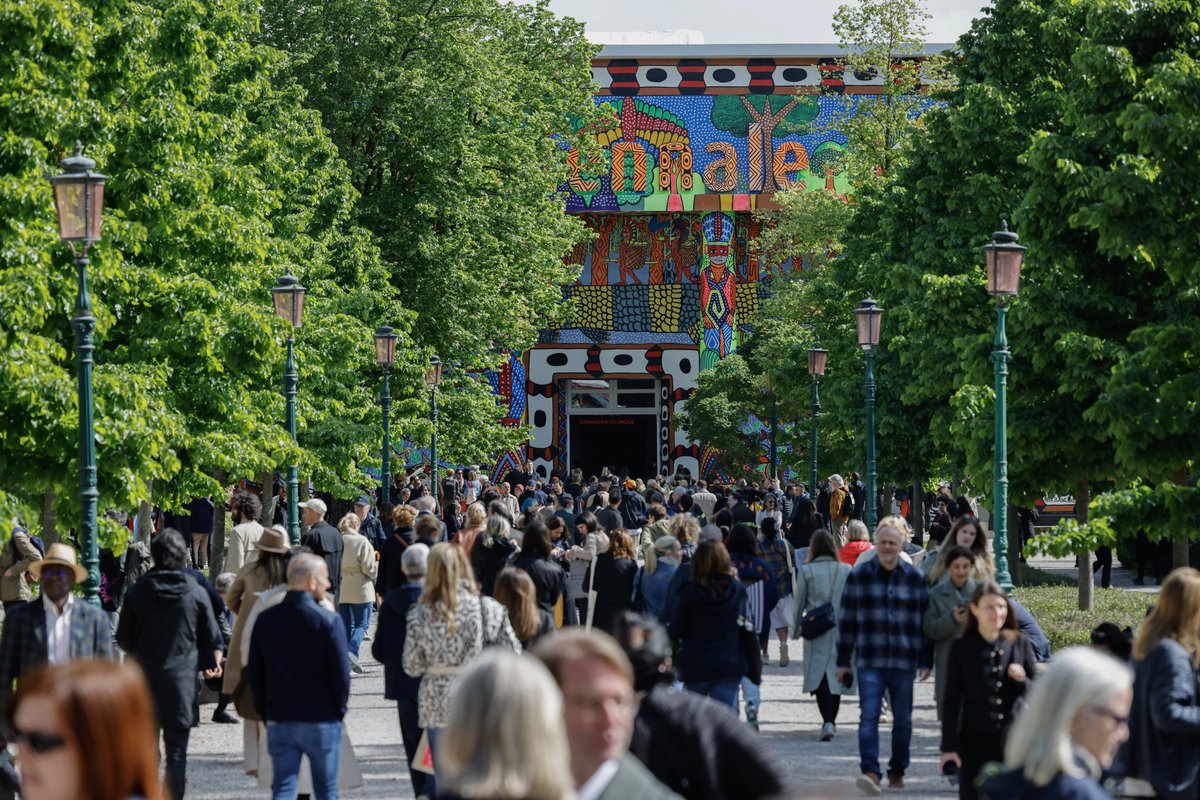 la_Biennale's tweet photo. The #BiennaleArte2024 is yours! Visit #ForeignersEverywhere at the Giardini, at the Arsenale and at Forte Marghera until November 24.

Find out more → https://t.co/luAB7tbNlr https://t.co/9rl0EQpsKh