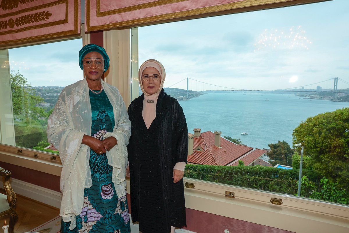 Nijerya Devlet Başkanı’nın değerli eşi Oluremi Tinubu Hanımefendi ile İstanbul’da bir araya gelmekten mutluluk duydum. Afrika Kültür Evi ile kadın ve kız çocuklarının güçlendirilmesi için hayata geçirilen projelerimiz hakkında fikir alışverişinde bulunduk. Ortak iş birliği