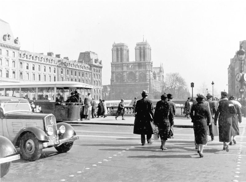 Circulation et Notre-Dame. 1927. Paris France