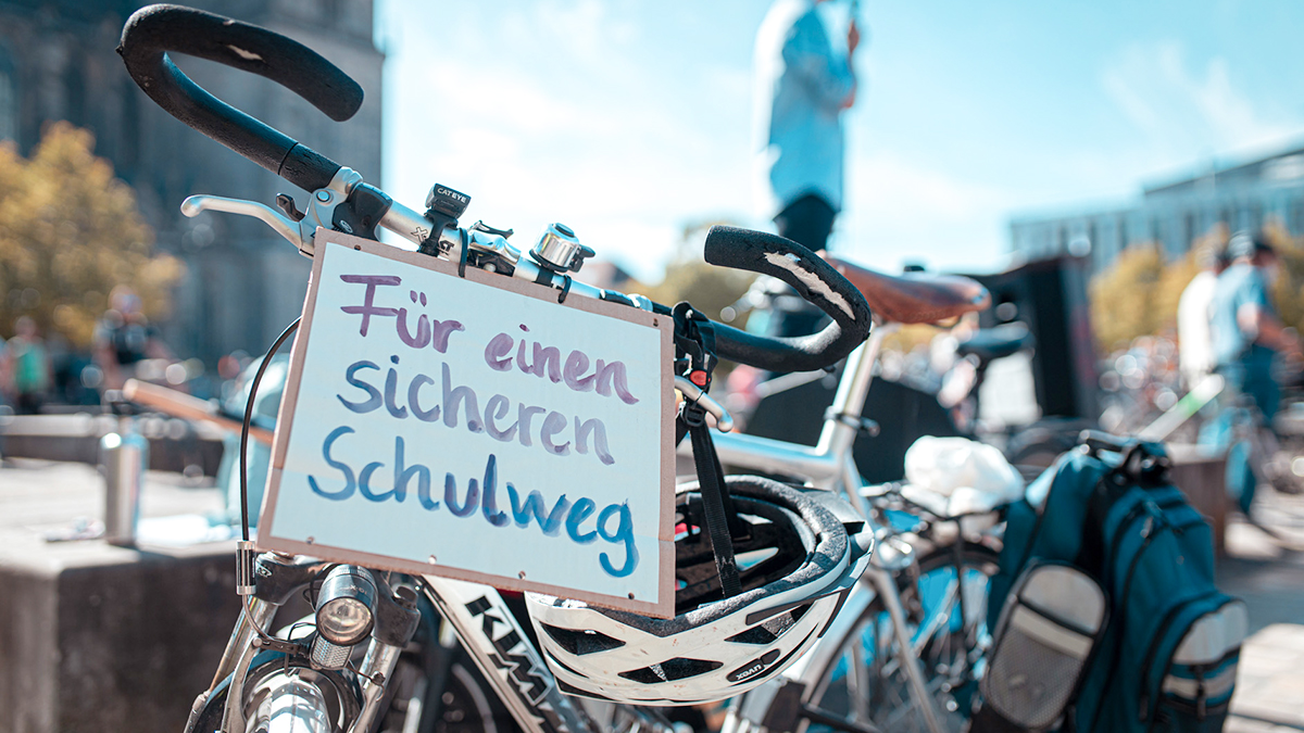 Auftakt! Ab heute finden wieder bundesweit #KidicalMass Aktionen für Kinder und Familien statt! 🚲🧡 Gemeinsam bringen wir die #Radvolution auf die Straße und fordern sichere Radwege für Groß und Klein! Sei dabei: kinderaufsrad.org