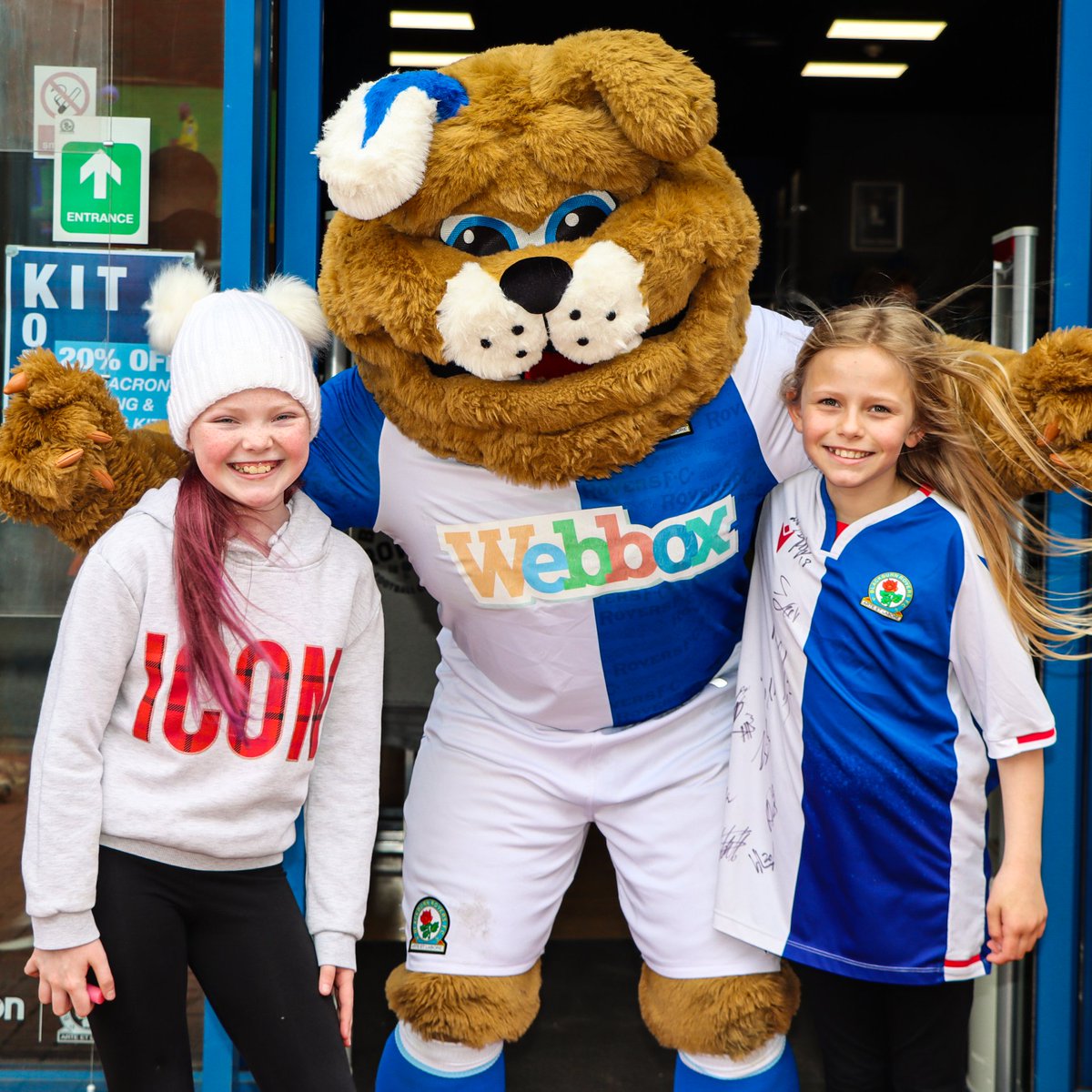 🐶 Rover wants to remind everyone that Under-12s can attend tomorrow's game for 𝗙𝗥𝗘𝗘 with a full-paying adult ticket or season ticket holder! 🎟️ Get your tickets: bit.ly/rovers-tix @WebboxPetFood | #Rovers 🔵⚪️