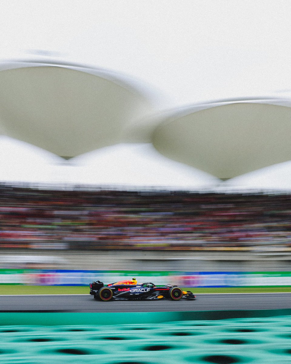 SChecoPerez's tweet photo. It wasn’t easy, the track conditions changed a lot, but at the end was a pretty good Saturday for us.
First, we managed to get good points after an intense fight in the Sprint Race and then a great team result securing the front row for tomorrow.
Still some room for improvement, but we should be in the mix for Sunday’s race.

No fue fácil, las condiciones de la pista cambiaron mucho, pero al final fue un sábado muy bueno para nosotros.
Primero conseguimos buenos puntos después de una intensa lucha en la carrera sprint y luego un gran resultado de equipo que nos aseguró la primera fila para mañana.
Todavía hay margen de mejora, pero deberíamos estar en la pelea para la carrera del domingo.

#SP11