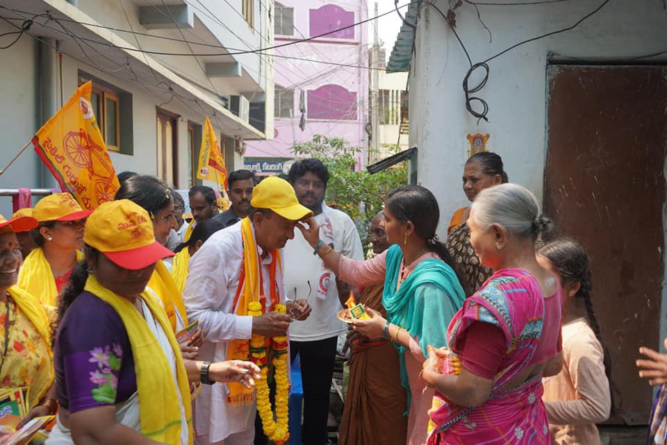 GORANTLA_BC's tweet photo. 28వ వార్డు మంగళవారపు పేట నందు గుడ్ మార్నింగ్ కార్యక్రమం లో పాల్గొని ప్రజల ను కలుసుకోవడం జరిగింది.
#గోరంట్ల
#TDPJSPBJPTogether
#BringBackCBN
#GorantlaOnceMore https://t.co/uuU39DqiCD