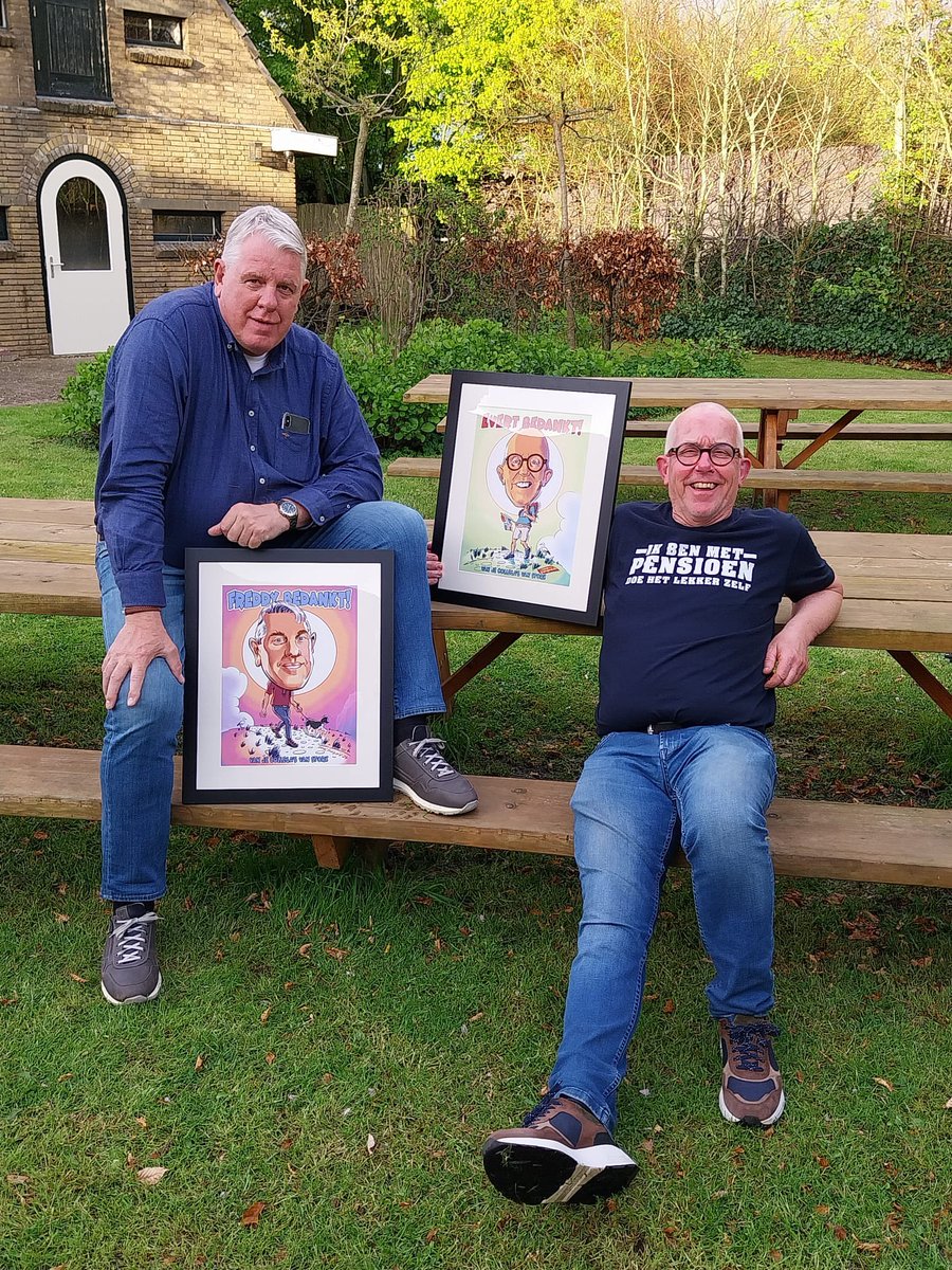 AFDesigndude's tweet photo. ✍🏻😁🎉 (Met toestemming) Dit zijn Freddy en Evert. Ik maakte deze grappige #karikaturen van ze. Die kregen ze #cadeau van hun collega’s van Stork, want ze gaan met pensioen. Welverdiend heren!

#karikatuur #karikaturist #afdesign #andrefraiquin #workum #stork #lokaal55 #sneek https://t.co/2UChRofFqQ