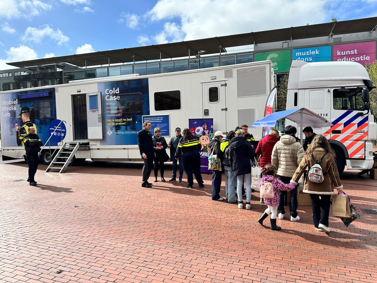 Vandaag staat het multimedialab van de #politie op het stadshart van <a href="/Gem_Amstelveen/">Gemeente Amstelveen</a>. Wil je meer weten over cybercriminaliteit en hoe je jezelf daartegen kunt beschermen, kom dan vooral langs.