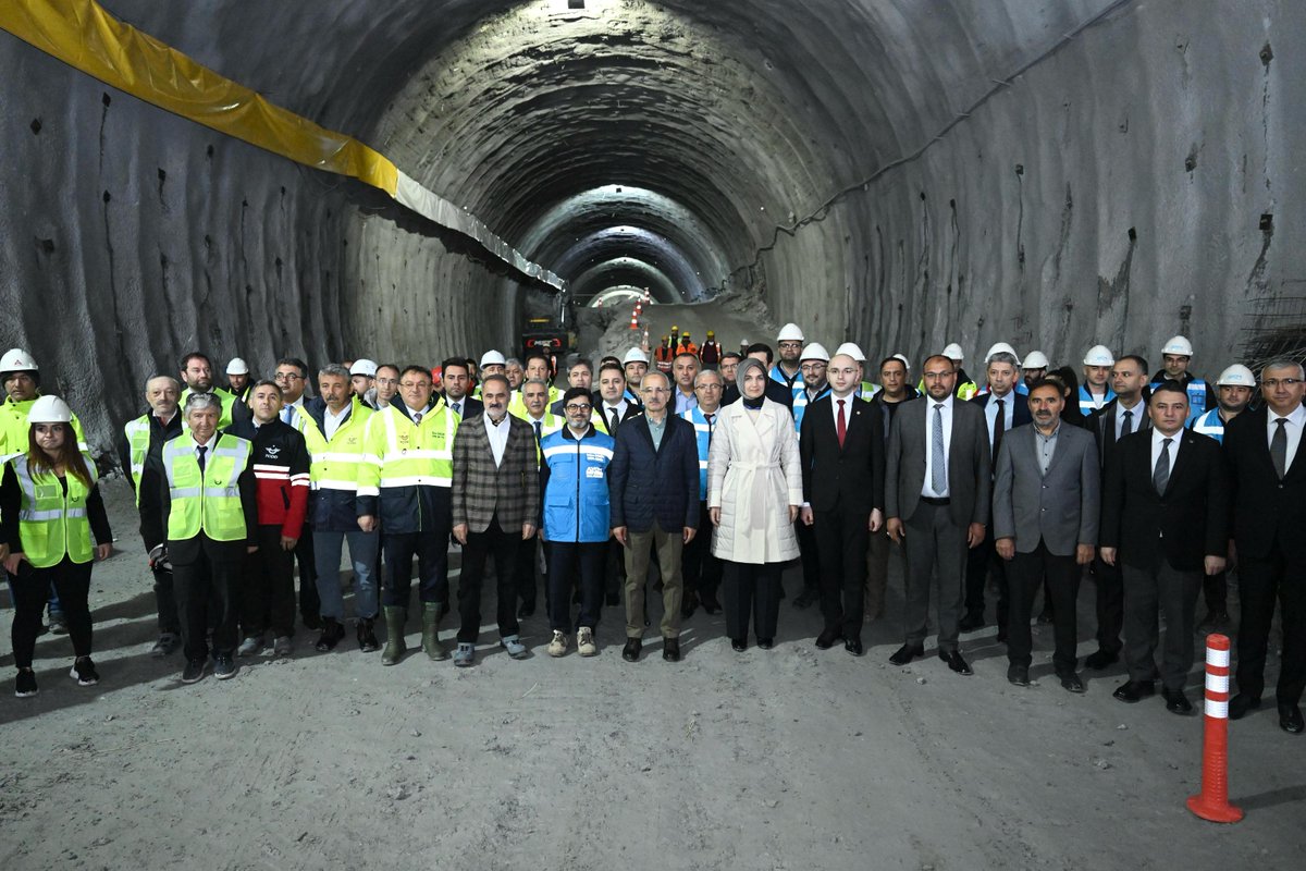 Konfor, güvenilirlik ve tasarruf getiren YHT projelerimiz ile mesafeleri kısaltmayı ve milyonları birleştirmeyi sürdürüyoruz. Cumhurbaşkanımız Sayın @RTErdogan'ın liderliğinde ülkemiz için çalışmaya, eser ve hizmet üretmeye, geleceğimiz için kurduğumuz tüm hayalleri