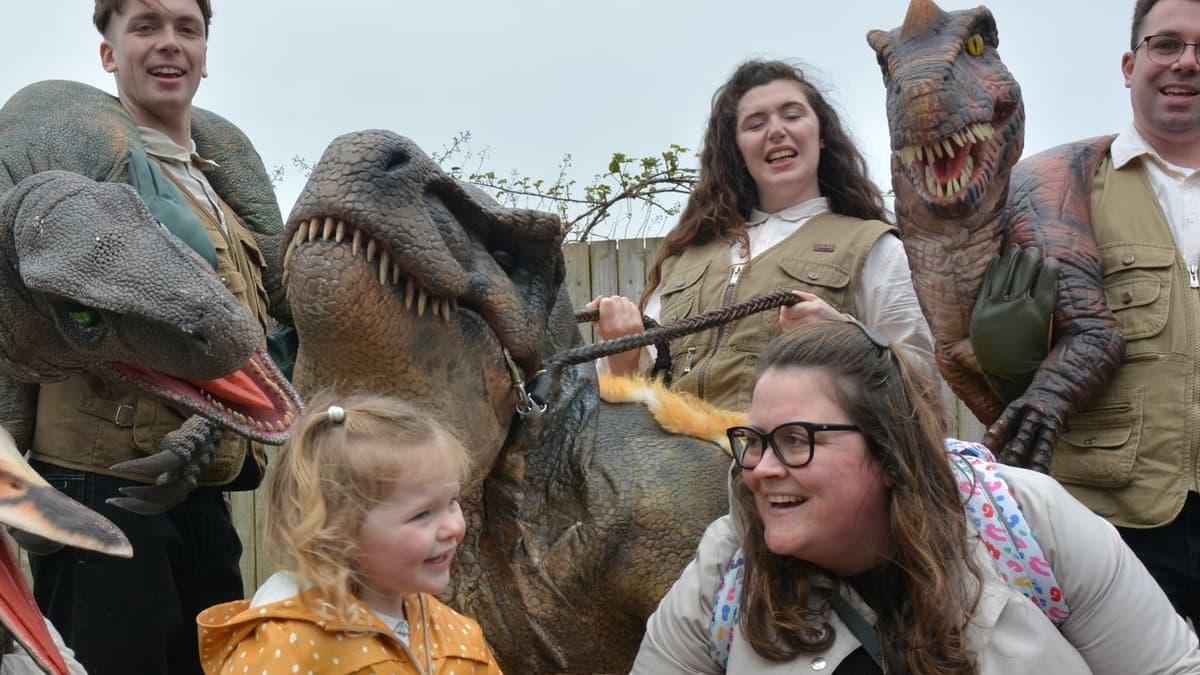 Hundreds flock to Rushen Abbey after dinosaurs take over iomtoday.co.im/news/entertain…
