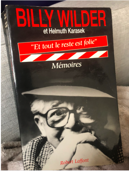 Je relis des passages des mémoires de Billy Wilder et je tombe sur cette anecdote du tournage de Certains l'aiment chaud, avec Marilyn Monroe incapable de retenir une phrase aussi simple que 'Où est le bourbon ?', quand son personnage, déçu, entre dans la chambre de Curtis et 1/