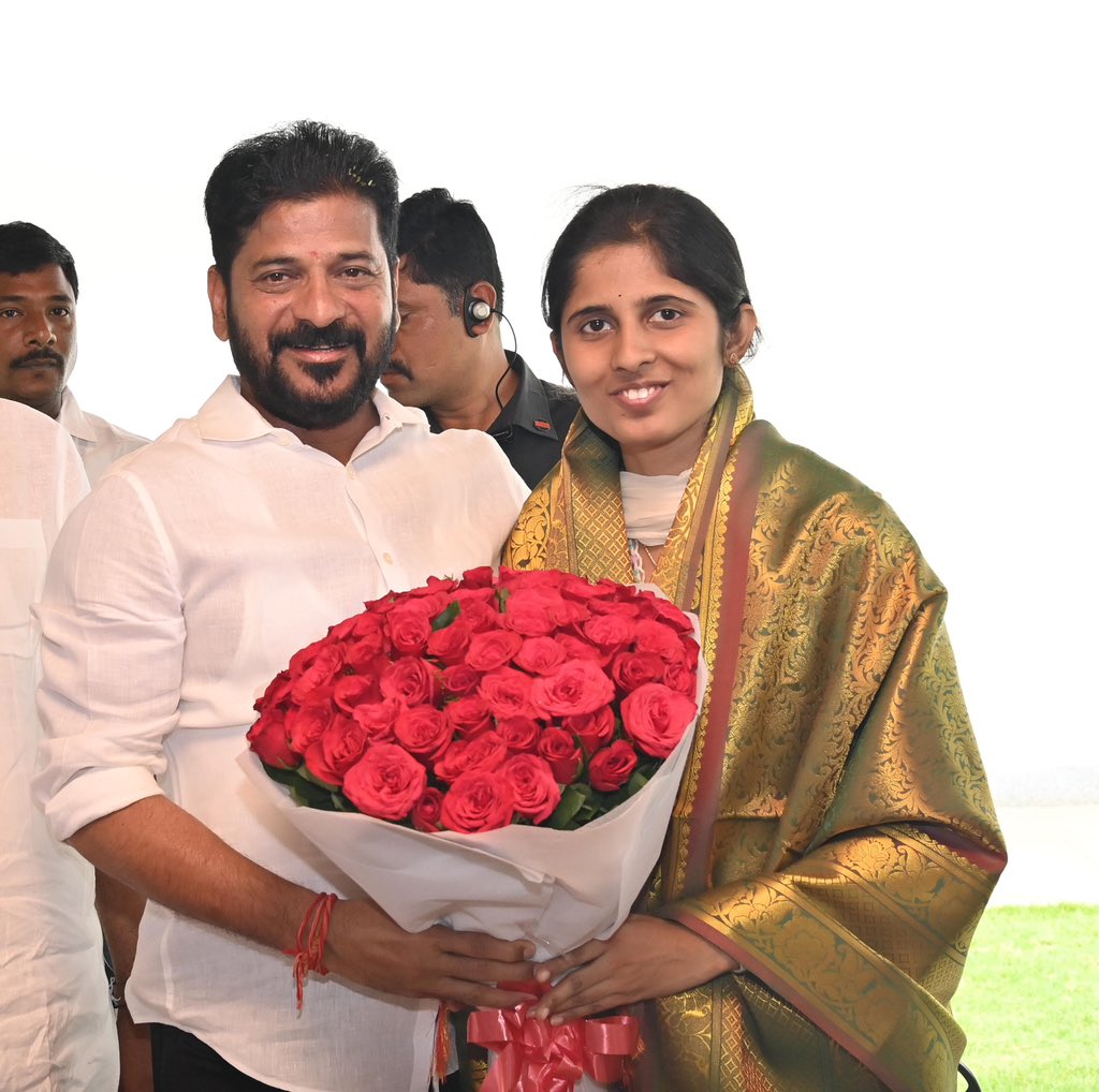 TelanganaCMO's tweet photo. #UPSC  పరీక్ష -2023 లో జాతీయ స్థాయిలో 3 వ ర్యాంకు సాధించిన దోనూరి అనన్యను ముఖ్యమంత్రి @revanth_anumula అభినందించారు. అనన్యతో పాటు కుటుంబ సభ్యులు ముఖ్యమంత్రిని మర్యాద పూర్వకంగా కలిశారు. అనన్యతో పాటు సివిల్ సర్వీసెస్‌కు ఎంపికైన తెలుగు అభ్యర్థులందరికీ ఈ సందర్భంగా సీఎం తన అభినందనలు తెలియజేశారు. దేశ సేవలో వారంతా మంచి పేరు గడించాలని ఆకాంక్షించారు. #UPSC2024 #Telangana