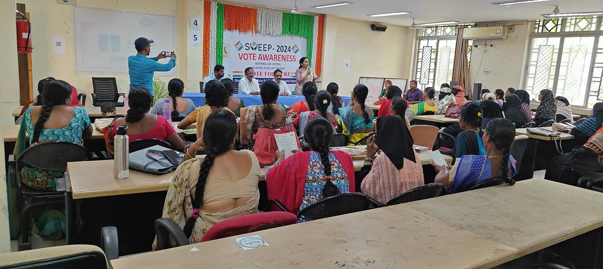 Voter awareness conducted to the SHG women,Municipal staff  motivating to take active participation in voting, visit each colony to vote, feel responsibility  and took Pledge. 51-Rajendranagar AC
@ECISVEEP
#CEOtelangana #ecispokesperson #ECI