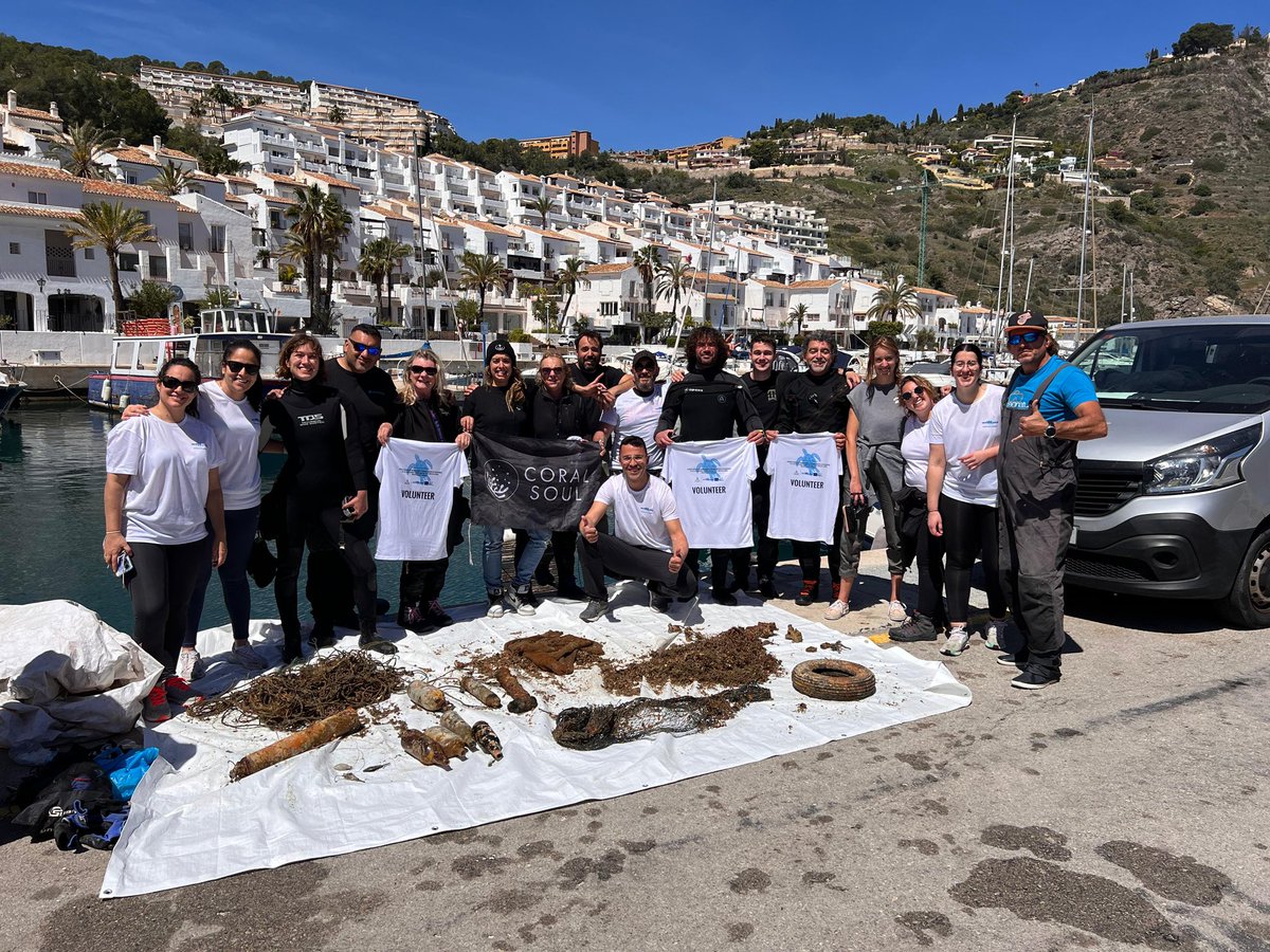🥽🪸Buzos voluntarios retiran 52 kilos de basuras marinas en la granadina Punta de la Mona. Trece buceadores han participado en una jornada organizada por la @AndaluciaJunta en el marco del proyecto Life @IpIntermares.