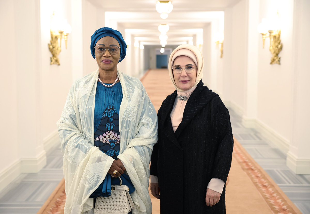 السيدة الأولى أمينة أردوغان تلتقي السيدة الأولى في نيجيريا أولوريمي تينوبو
tccb.gov.tr/ar/-/1666/1520…