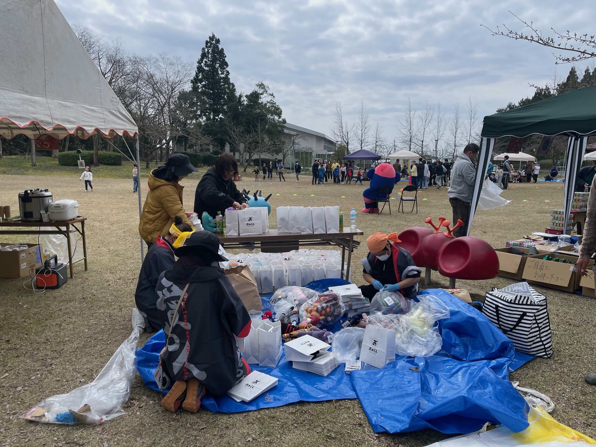 4月4日、事務局長の吉野が能登へ！

子どもたちにおのくんを手渡しし、とても喜んでもらえました。命をつなぐための支援物資だけでなく、心を明るくする支援も求められていると実感するできごとでした。

詳細レポートをクラウドファンディングの「活動報告」欄に掲載しています！是非ご一読ください。