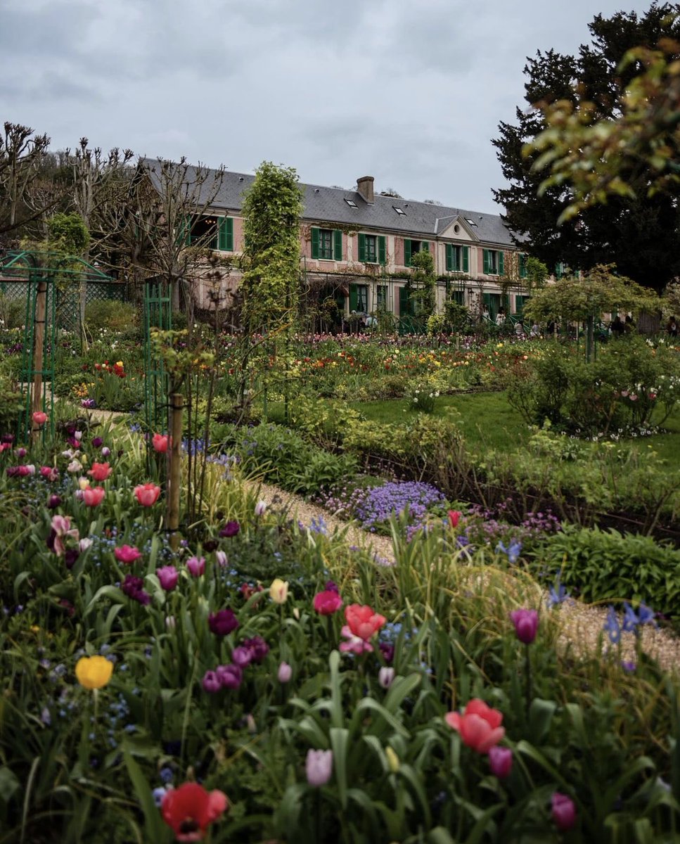 🌷house and gardens of Claude Monet
He lived here in Giverny from 1883 until his death in 1926.