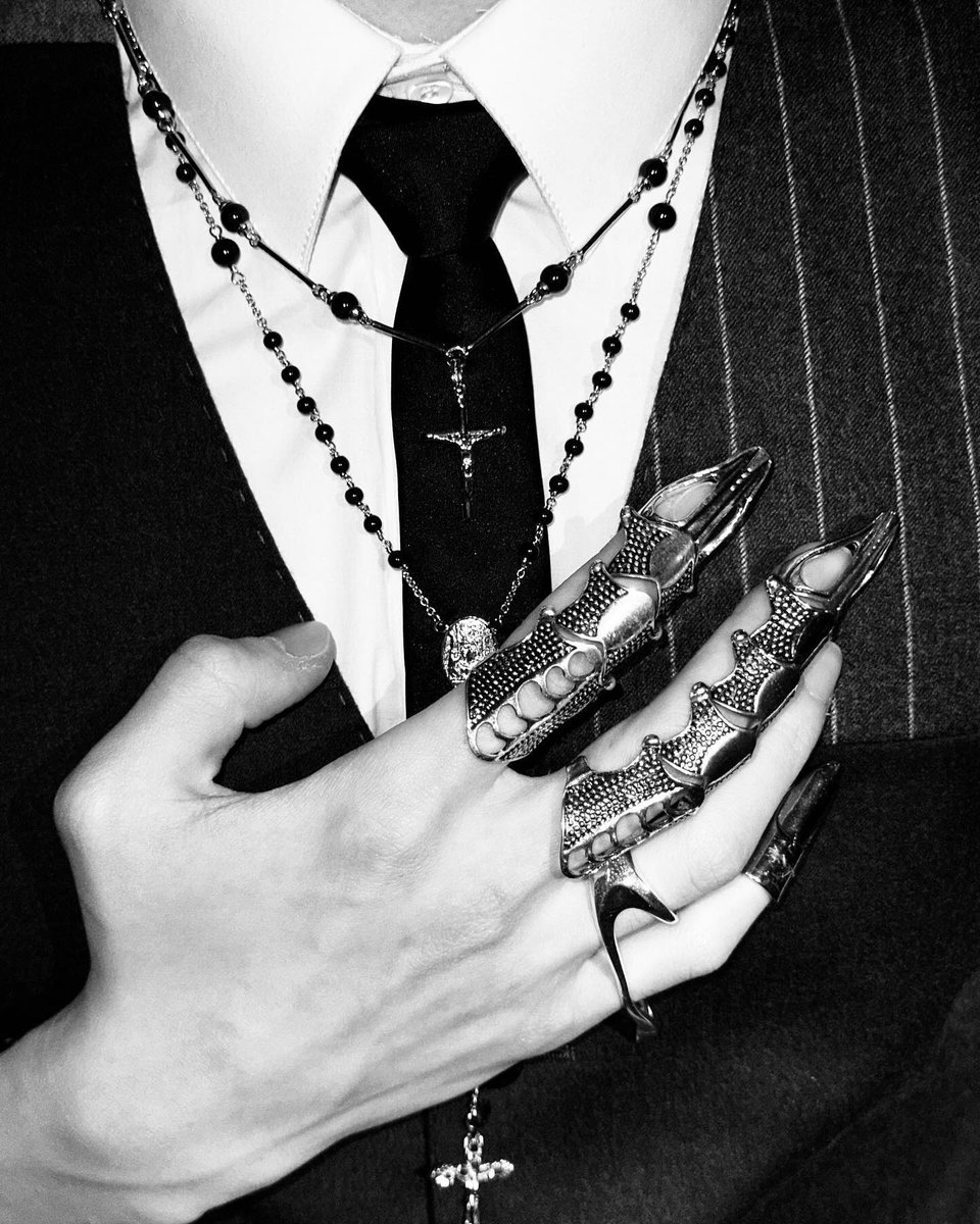 YUNH0E's tweet photo. yunho and his 21cm hands 🥴 https://t.co/y1XurgYwVl