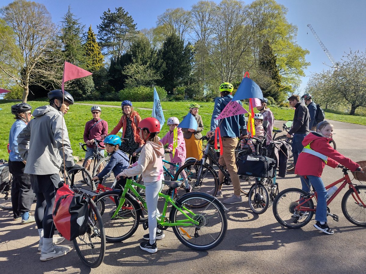 Waved off the fabulous @aliceplayingout with @TessaJFitzjohn leading the #kidicalmass crew from Greville Smyth park. Brilliant day for it - have a great time everyone! #SafeStreetsNow #PeaceSpaceJustice #Streets4Kids