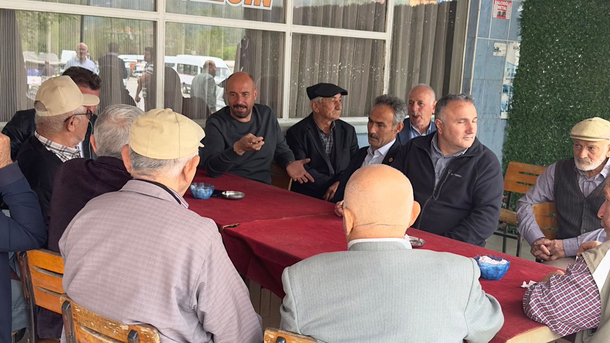 hasantogar's tweet photo. Cuma namazımızın ardından büyüklü mahallemizde dostlarımızın samimi sohbetlerine ortak olduk,gelen her günün bir önceki günden daha büyük ümitler getirmesi dileğiyle https://t.co/F2EsUfK4e4