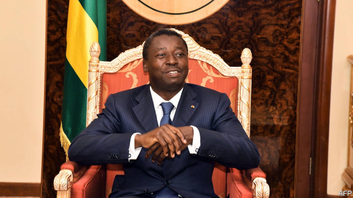 Bonjour. Au Togo, sur ordre du Dictateur Faure Gnassingbé, 87 députés de l’Assemblée nationale ont voté la Loi qui supprime l’Élection présidentielle au suffrage direct. En de termes plus simples, ils viennent de confisquer le DROIT des citoyens togolais de choisir directement