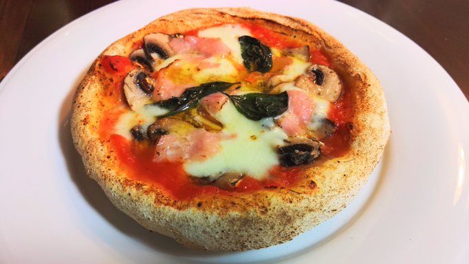 もうピザは頼まない 自分で焼く楽しさを知ってしまった 生地捏ねて半日冷蔵庫に寝かせてありもの適当に乗っけて焼くだけ ただそれだけ 