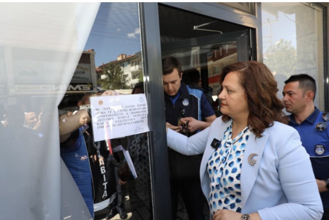 DİKKATTTTTT TEHLİKE….. Bolu, Yalova, Kilis, Bursa şimdi de Afyonkarahisar, CHP ye geçen belediyelerde yeni belediye başkanları sadece Arapça tabelaları indirmekle kalmıyor. Havadan sudan bahanelerle Mültecilere ait işyerlerini mühürlemeye başladı. Hatta bu belediye