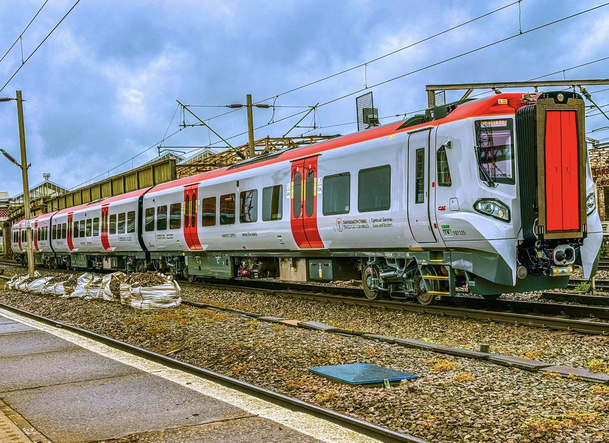 SydneyBridgeTMD's tweet image. Some shots from my walk into work yesterday 19/4/24 📸 197125 looking nice and shiny 👌 sat on the UDL waiting for the signal to move over to South Yard #Class197 #Class66 #Shed #RailwayPhotography #TrainPhotography #Crewe