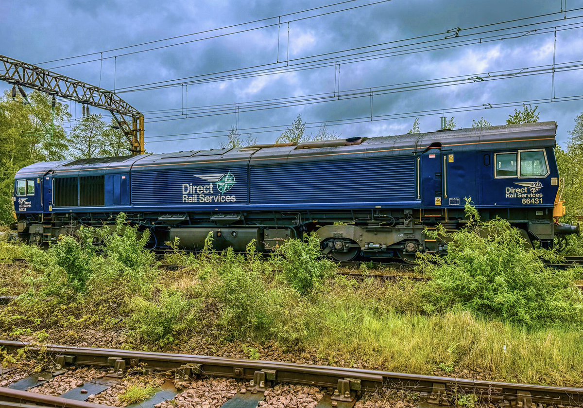 SydneyBridgeTMD's tweet image. Some shots from my walk into work yesterday 19/4/24 📸 197125 looking nice and shiny 👌 sat on the UDL waiting for the signal to move over to South Yard #Class197 #Class66 #Shed #RailwayPhotography #TrainPhotography #Crewe