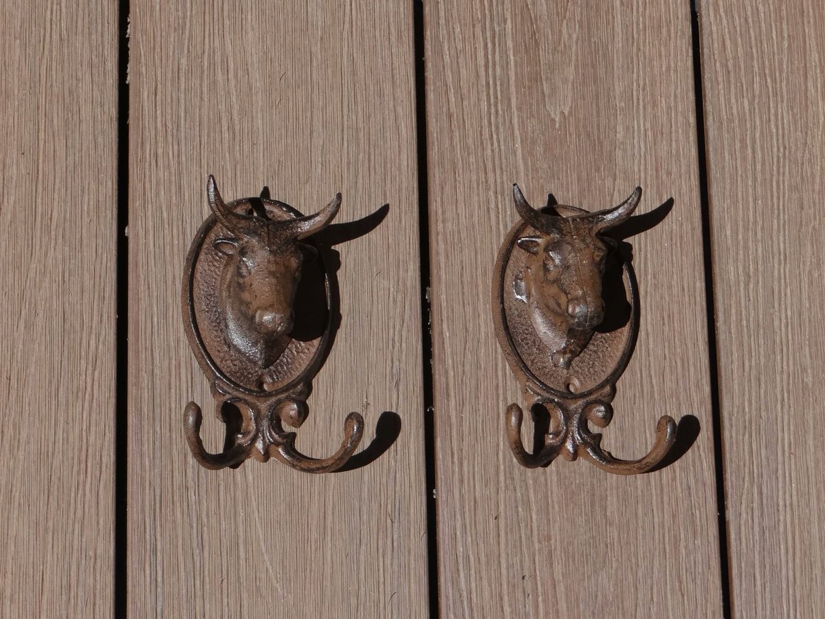 Set of 2 cast iron hooks with cow's head, Western trend, two coat hooks with 2 sturdy hooks each, animal head hook #homedecor #etsyfinds #vintage #decor #onlineshopping #HomeStyle #DecorateWithArt #CreativeSpaces #elevateYourDecor 
Available here
 elementsdeco.etsy.com/listing/157566…
