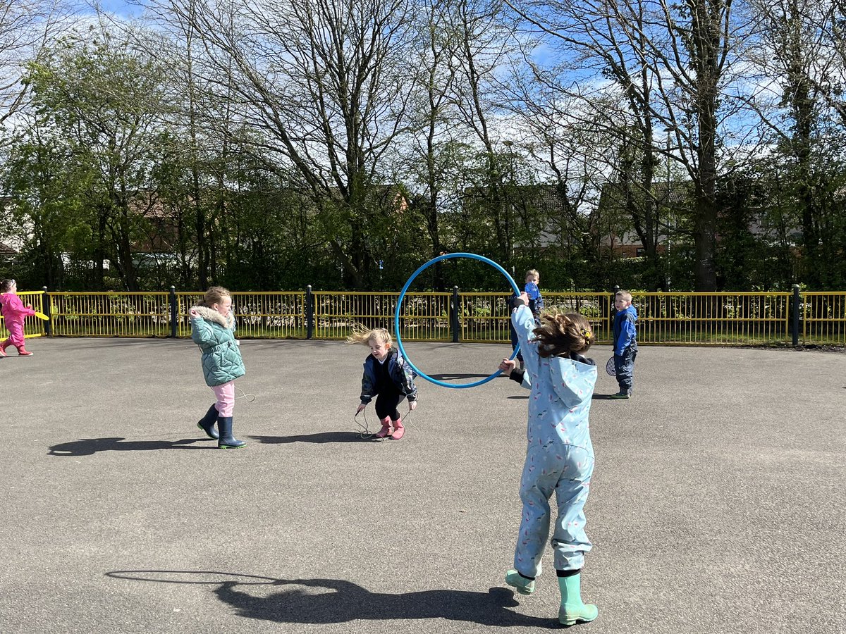 Mrs_Mardon's tweet photo. It was a sunny but windy afternoon for our first Muddy Monday of the term. 🐝 https://t.co/fDlSEhcUwd