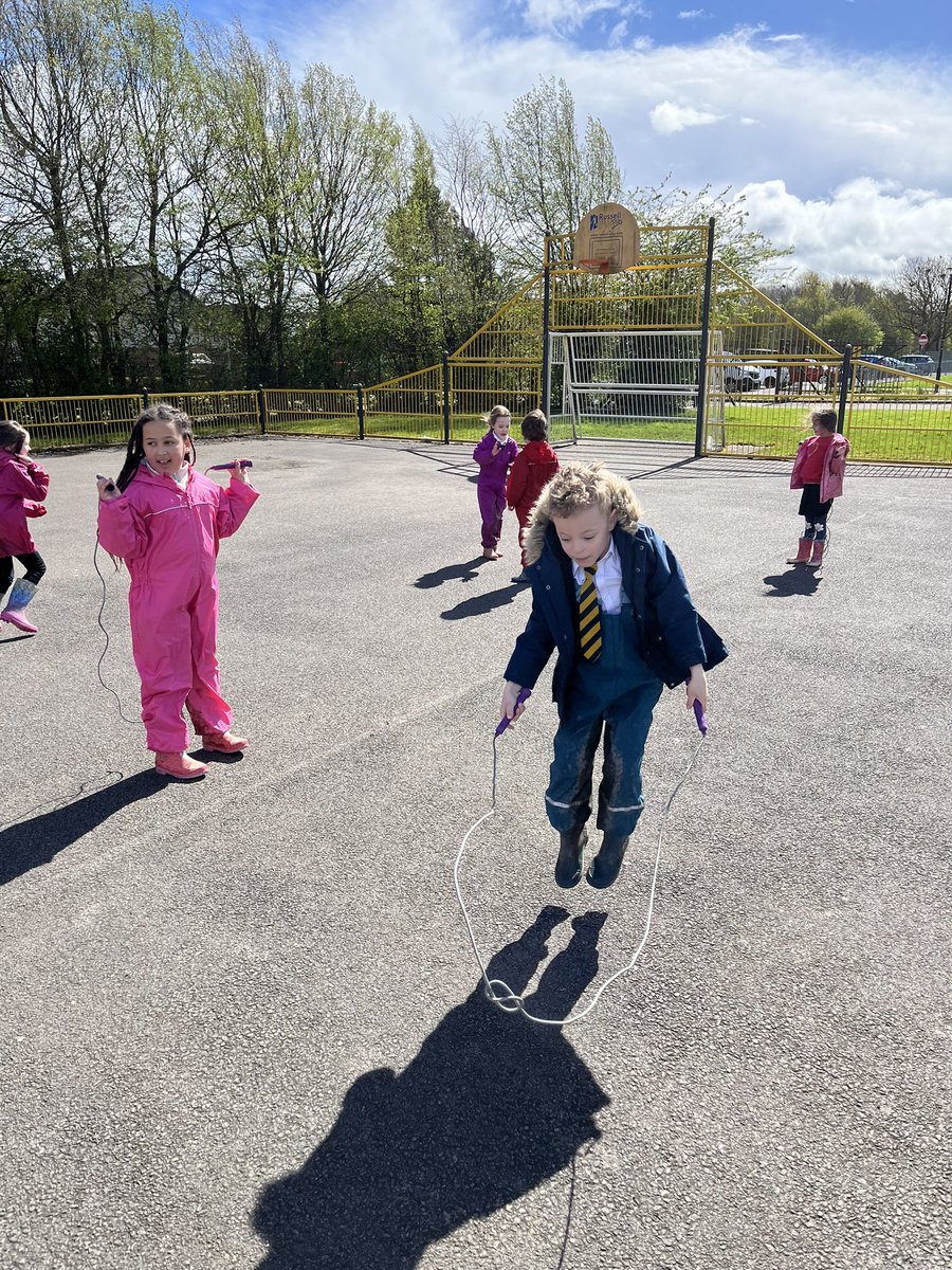 Mrs_Mardon's tweet photo. It was a sunny but windy afternoon for our first Muddy Monday of the term. 🐝 https://t.co/fDlSEhcUwd