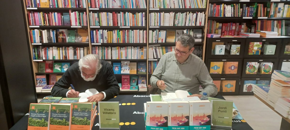 Comencem la jornada de signatures a #Girona Ara, a @abacus_botigues amb @lperearnau amb 'La passadora' @CarmeRiera_ofic amb 'Una ombra blanca' @puntinho10 amb 'Confeti' #PremiSantJordi I #VicençVillatoro amb 'Urgell. La febre d'aigua'