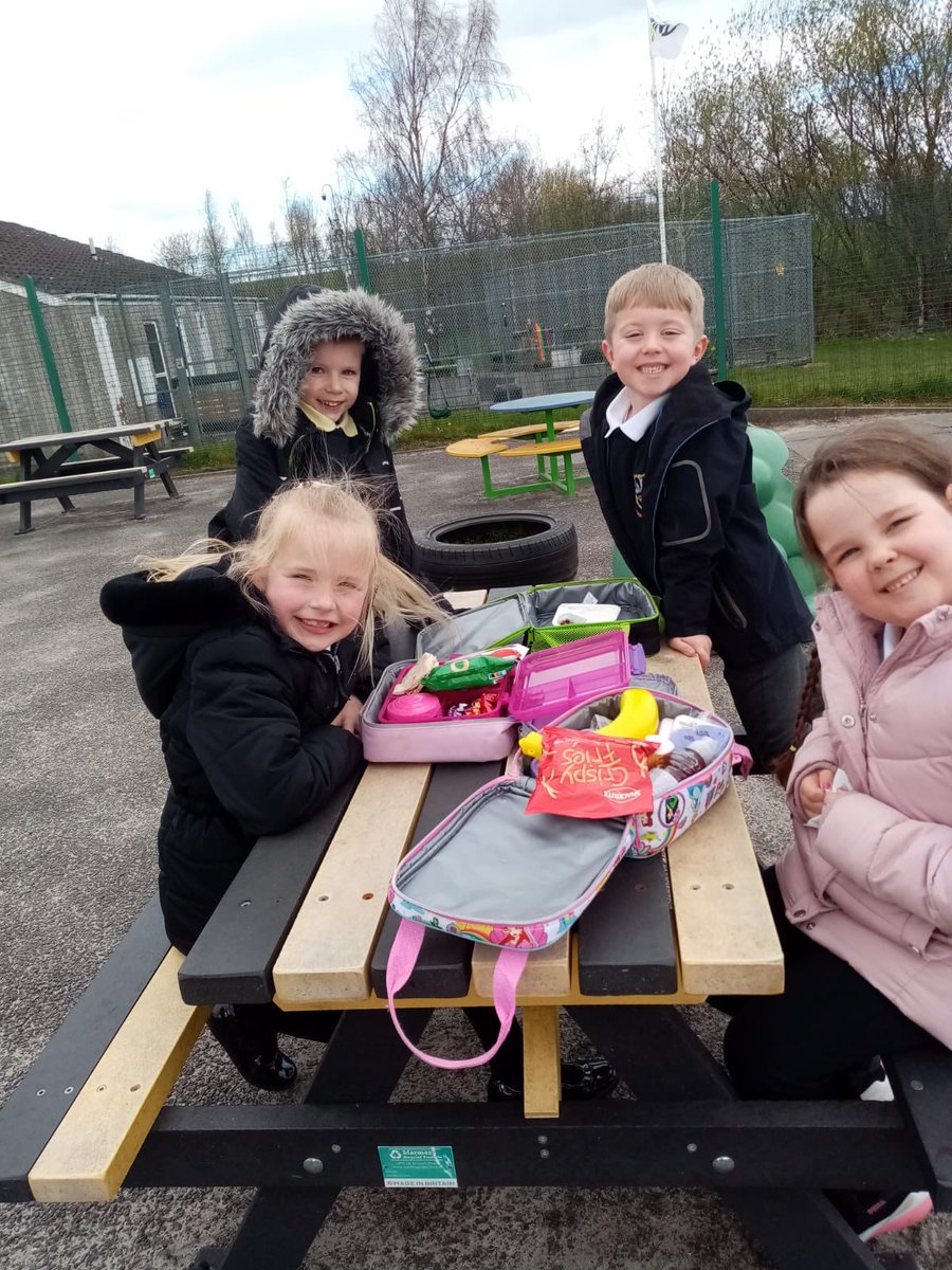 Some of our P2’s enjoyed having their packed lunches outside on Friday. 🐝