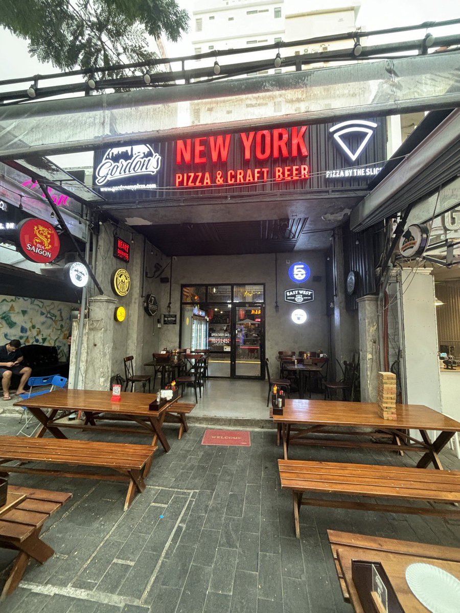 ap_walk's tweet photo. New York Pizza 🍔🍕
📍Danang Vietnam 🇻🇳 
#Food #Foodie #danang #Vietnam #Travel https://t.co/zpLY7a6Xcu