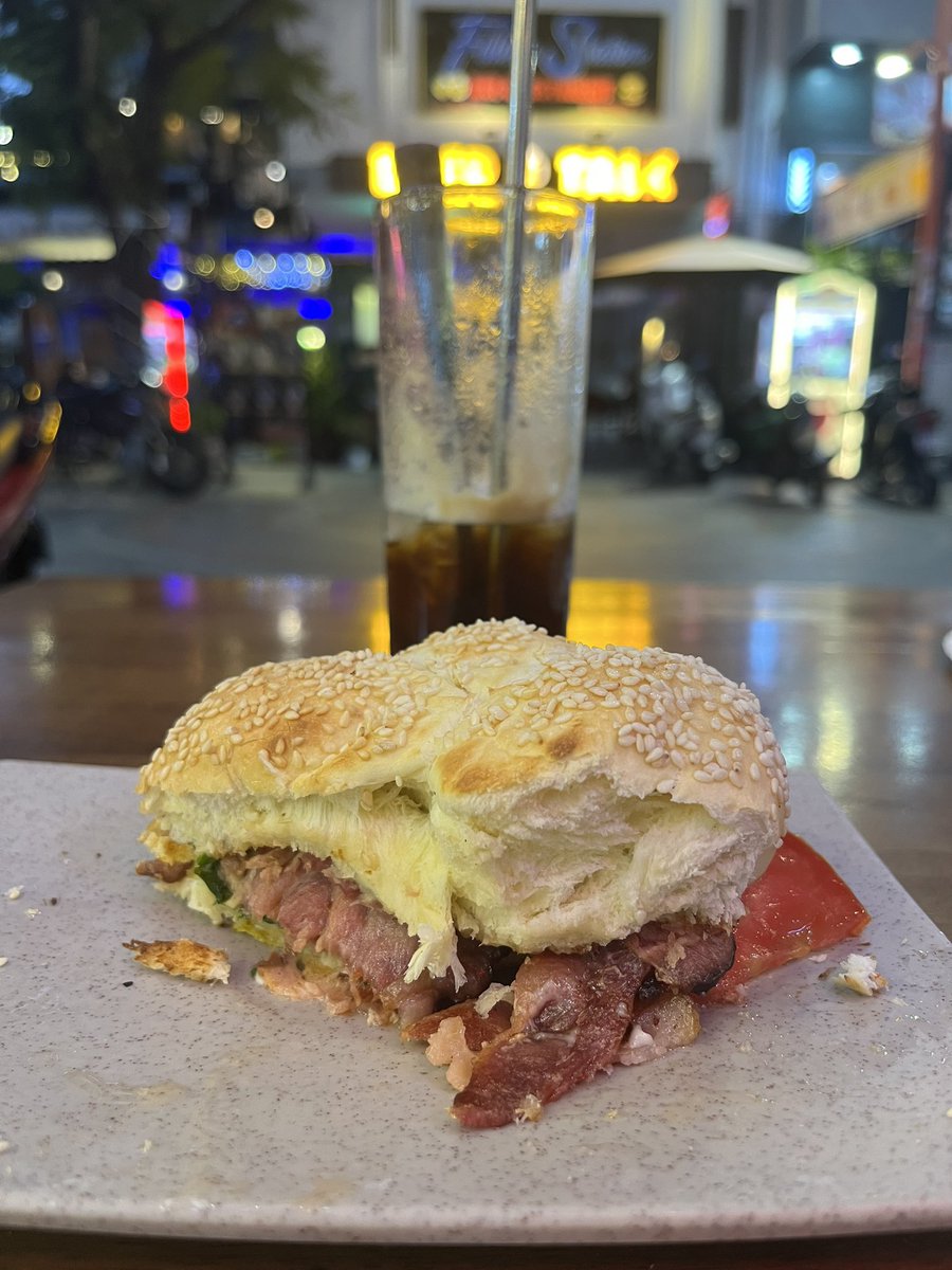 ap_walk's tweet photo. New York Pizza 🍔🍕
📍Danang Vietnam 🇻🇳 
#Food #Foodie #danang #Vietnam #Travel https://t.co/zpLY7a6Xcu